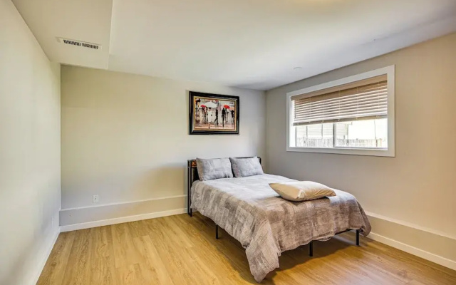 1 Mi to Puget Sound Shores: Modern Des Moines Apt!