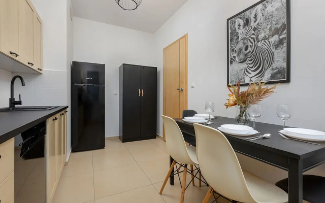 Gold & Blue Apartment Warsaw by Renters