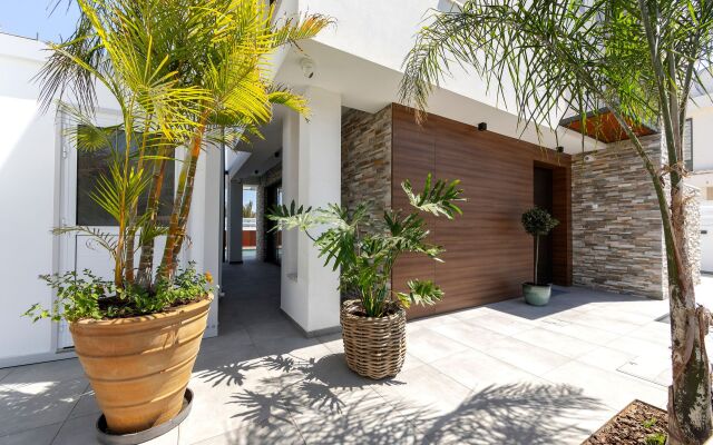 Louis Chris Le Mare Gold Luxury Villa