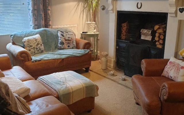 3br-sleeps6-petsok-off Road Parking-garden