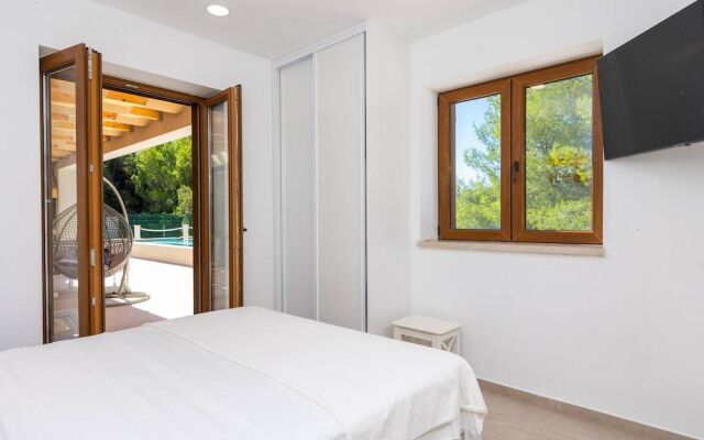 Beachfront Villa Brulupes