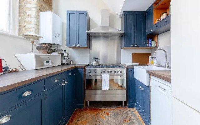 Tastefully Curated Mezzanine Studio Flat Hackney!