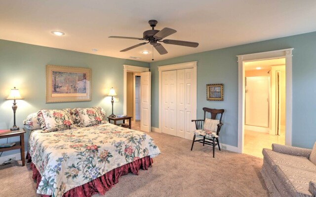 Beautiful Central Fayetteville Townhome w/ Views!