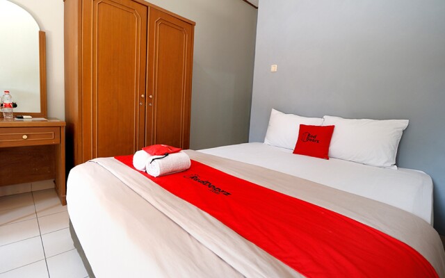 RedDoorz Plus @ Karet Pedurenan 3
