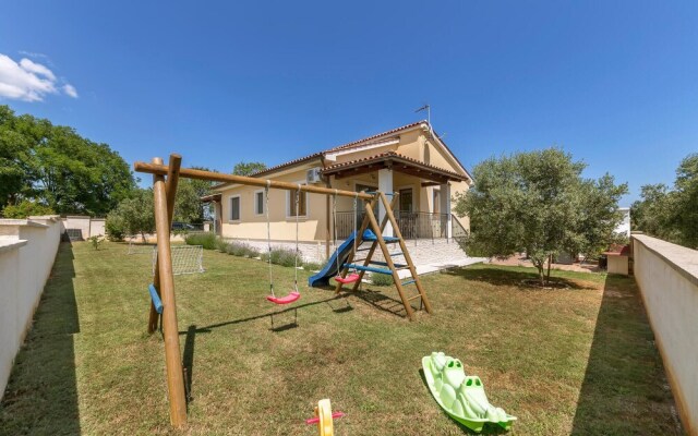 Amazing Home in Liznjan With Wifi and 3 Bedrooms