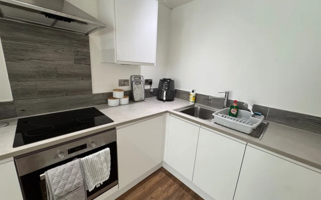 Stylish 2-bed Apt-private Parking-10mins to Centre