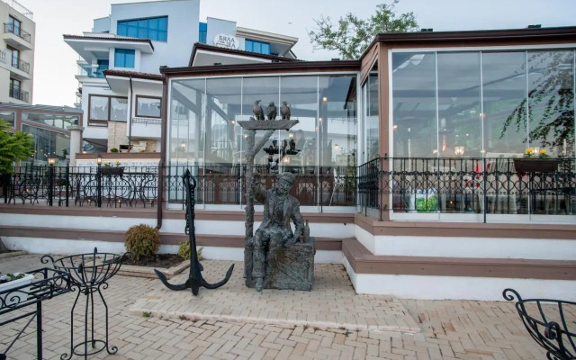 White House Family Hotel