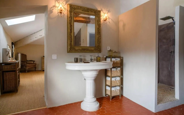 Luxurious Provencal Village House, Walk to Village Pool