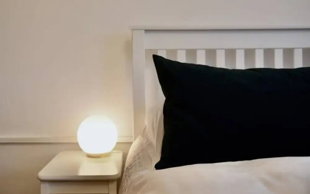 Chic London Apartment Minutes From Station