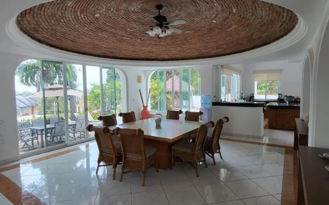 Heated Pool & Chef with Full Staff Included - 30 guest