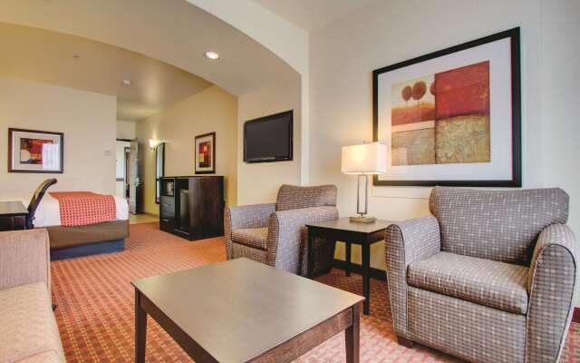 La Quinta Inn & Suites by Wyndham Denver Gateway Park