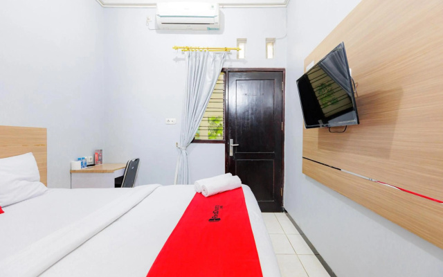 RedDoorz Plus near Malang Town Square – Guest Rooms – Malang