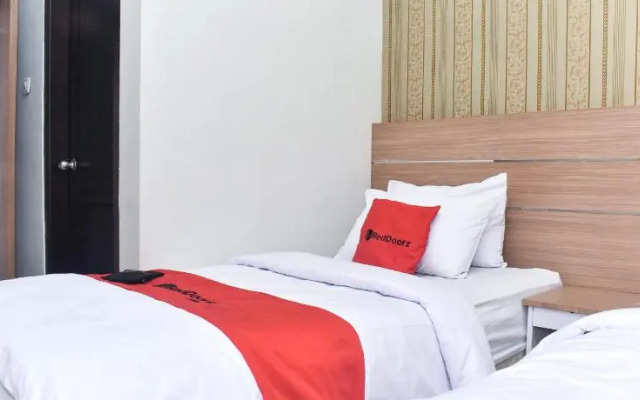 RedDoorz Plus near Malang Town Square