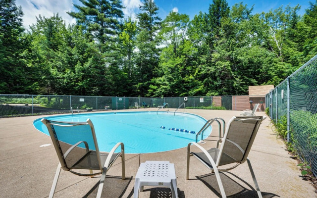 Bartlett Vacation Rental w/ Wraparound Deck!