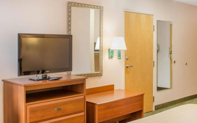 Econo Lodge Raleigh near Walnut Creek Amphitheatre