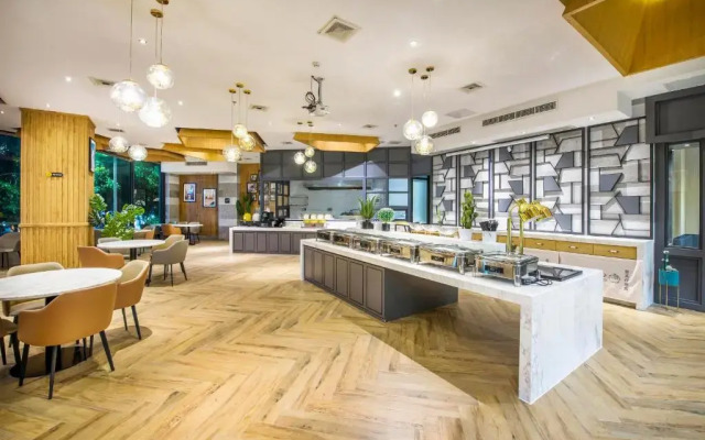 Yangjiang Jiangcheng Junyi Square Atour X Hotel