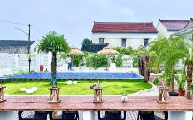 Left bank•la vie Pool Resort