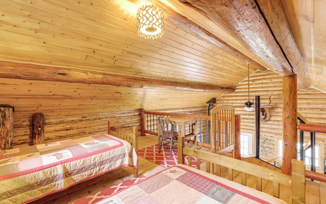 Wild Adventures in Eureka! Amish-crafted Cabin