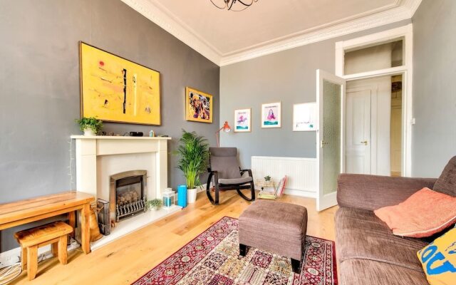 Bright and Airy Apartment in Canonmills