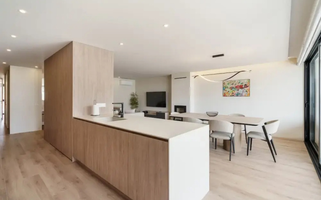 Green Coast Beachfront Retreat by Minho s Guest