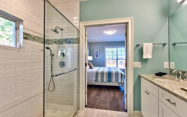 Sardinia Vacation Rental: Delightful Coastal Home near Vanderbilt Beach. Relax in a Private Pool and Spacious 4-BR Retreat with Modern Amenities. Ideal for Families. Minutes from Mercato and Local Attractions