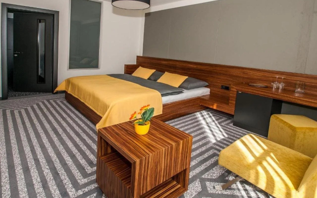 Hotel 99