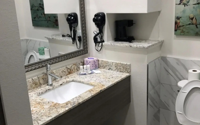 Grand Villa Inn & Suites - Humble
