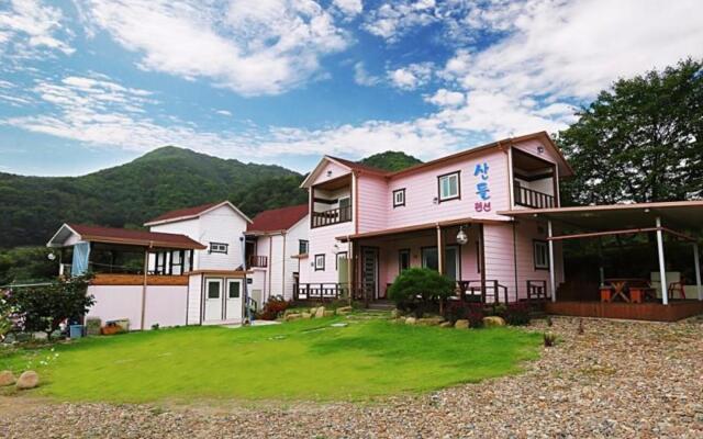 Cheongdo Mountains Bed and Breakfast