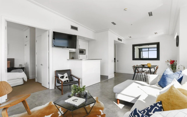 Bright Modern One Bed Marina Penthouse - by Urban Butler