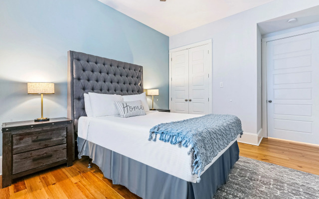 Spacious 5BR Urban Retreat with Balcony & Pool