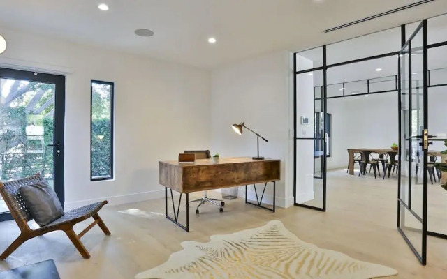 Spacious 5 Bedroom West Hollywood Home With Pool
