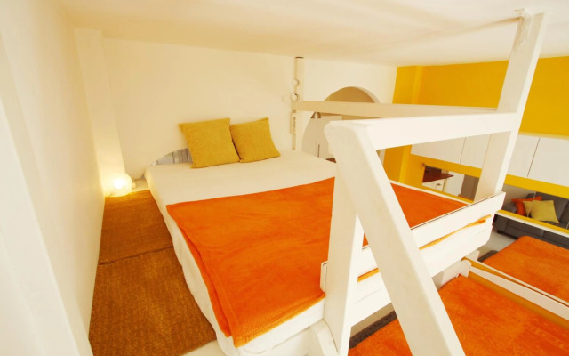 Sunny Studio with balcony in Party District