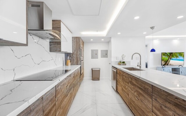 Chic Bayfront Condo With Stunning View