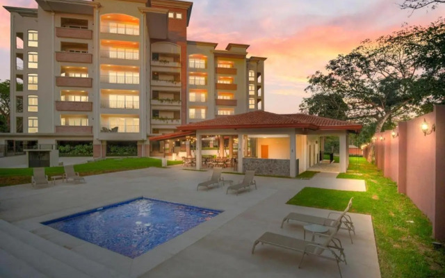 Upscale 2bdr with Jacuzzi - Beach - Fast wifi - Gym