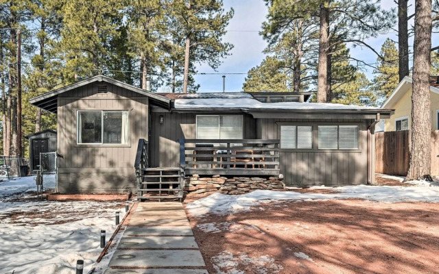 Flagstaff Cabin w/ Hot Tub & Fire Pit!