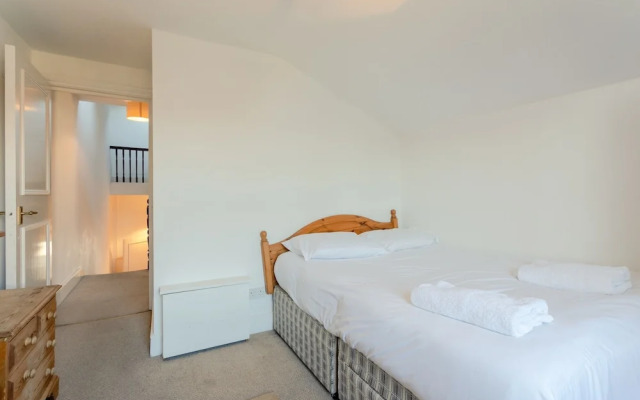 Comfortable 3 Bedroom Flat in Battersea