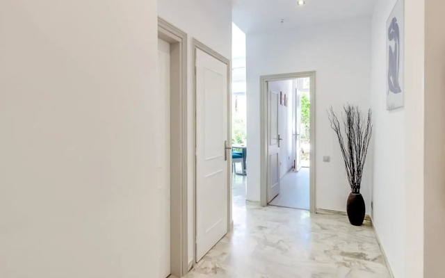 Palais Mire Juan Studio