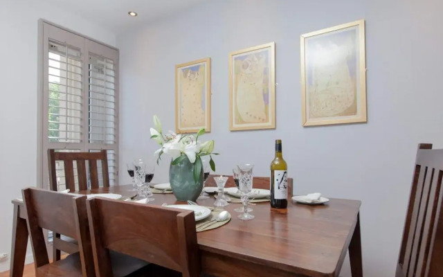 2 Bedroom Flat In Holyrood Area