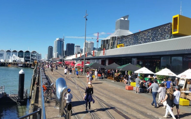 Viaduct Marina Executive -Parking & Pool