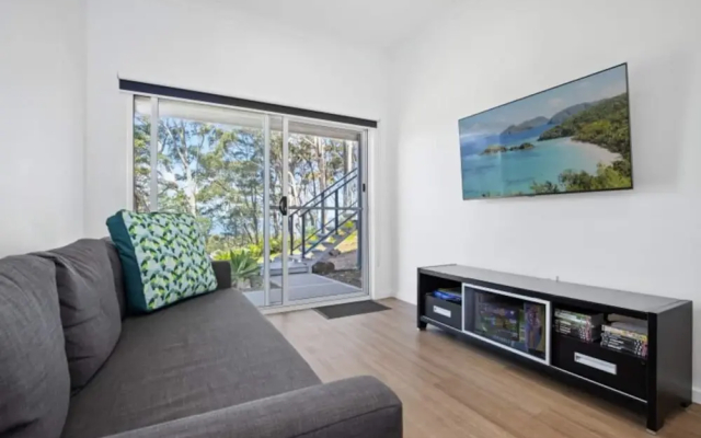 3-bed Coastal Getaway With Direct Beach Access