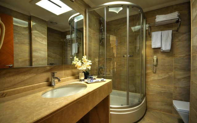 Golden Deluxe Hotel