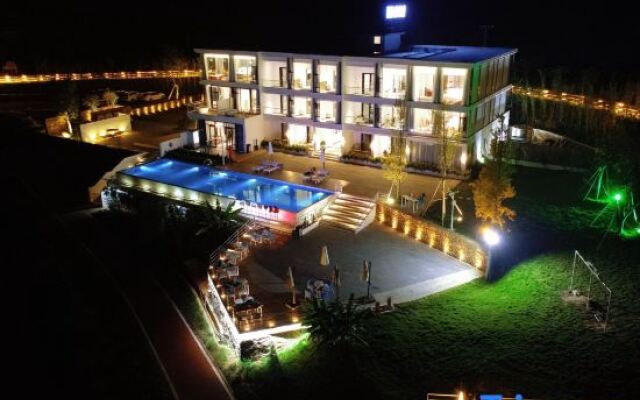 The mountain and the water embrace the Pleasant Bay Homestay