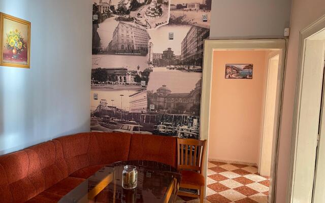 Fantastic 2 Bedroom Apartment - Top Center