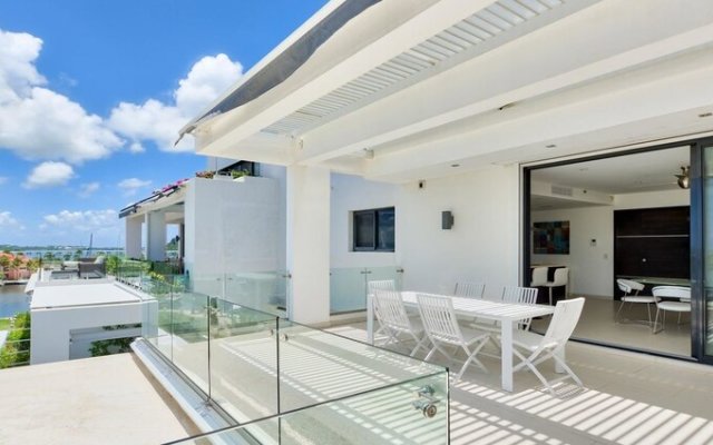 Penthouse With Simpson Bay Views! Terrace w/ Jacuzzi, Wifi, AC, Concierge Service
