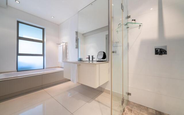 Amara Lincoln - 100m From Camps Bay Beach