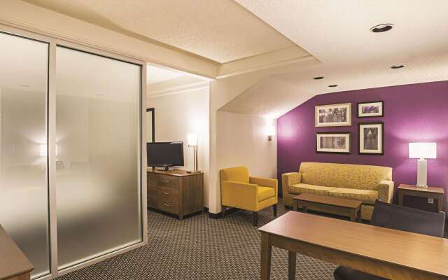 La Quinta Inn & Suites by Wyndham Fort Worth North