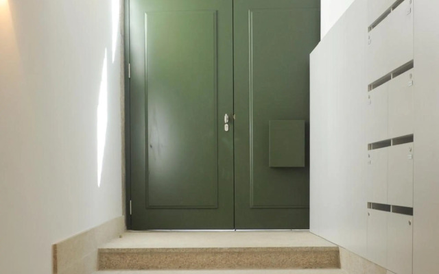 Sunday - Lovely Mezzanine with FREE PARKING