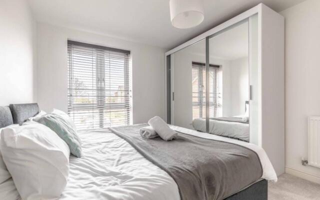 2 Bed & 2 Bath Cosy Apartment Slough- Free Parking