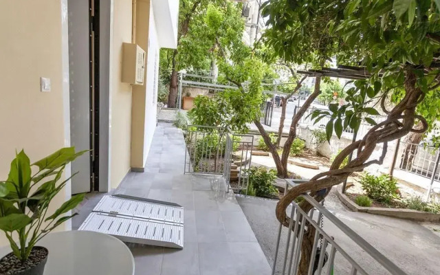 Privilege Apt With Private Yard- Parking