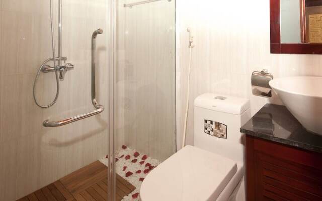 Halong Bay Deluxe Cruise Bungalow on Island